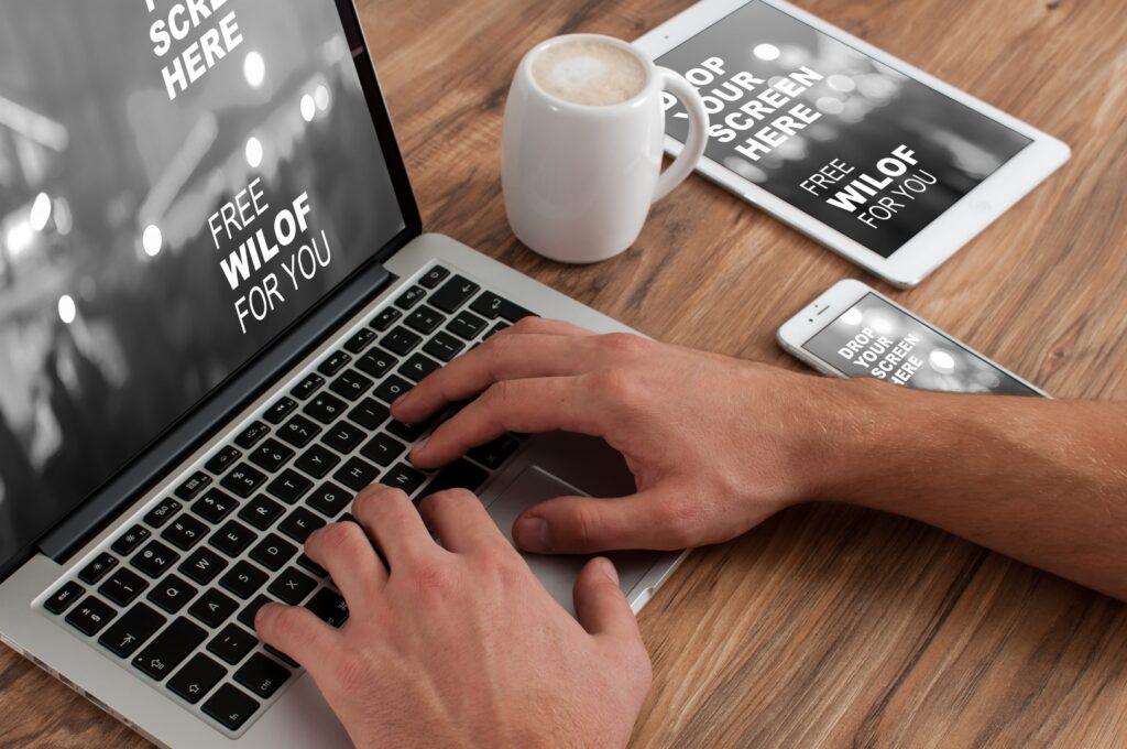 laptop-iphone-computer-macbook-mac-writing-767953-pxhere.com_-1024x680-1